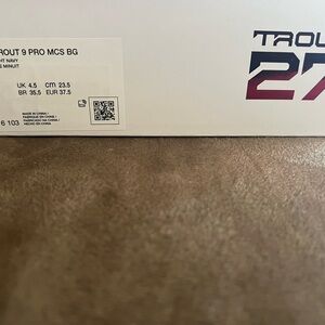 Nike White and Navy Kids Low-Top cleats